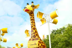 alt="33万7,500個のレゴブロックで作られたレゴランド大阪のシンボル「キリン」"