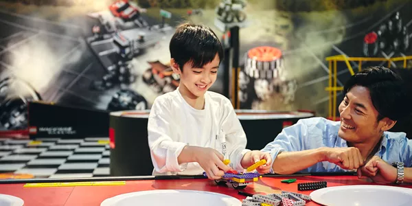 「レゴレーサー ビルド＆テストゾーン」でクルマを一緒に作る親子
